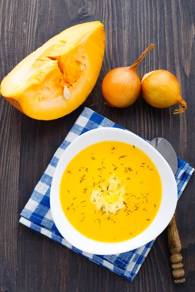 Kürbissuppe in weißer Schüssel — Stockfoto