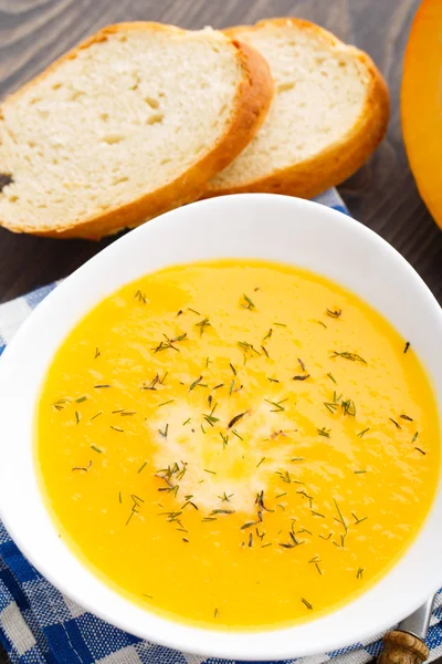 Kürbissuppe in weißer Schüssel — Stockfoto