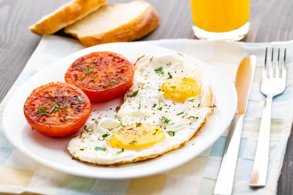 Breakfast with fried eggs and tomato — Stock Photo, Image