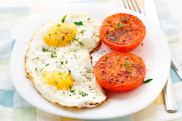 Ontbijt met gebakken eieren en tomaat — Stockfoto