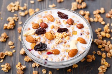 sağlıklı müsli kahvaltı kulübe ve kuru üzüm ile