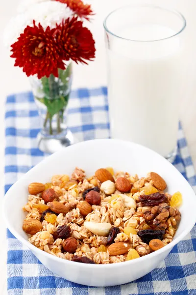 Healthy muesli breakfast with huts and raisin — Stock Photo, Image