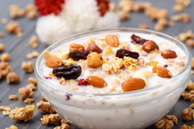 sağlıklı müsli kahvaltı kulübe ve kuru üzüm ile