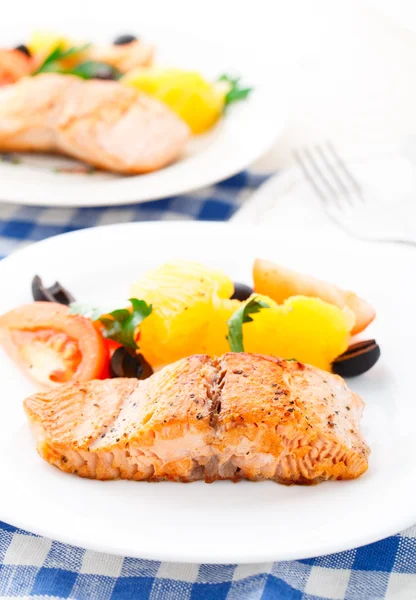 Salmon with oranges, tomatoes and olives — Stock Photo, Image