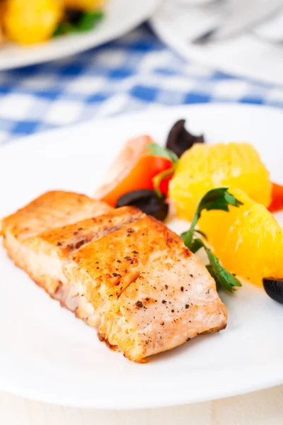 Zalm met sinaasappelen, tomaten en olijven — Stockfoto