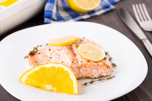 Zalmfilet met citrus en tijm — Stockfoto