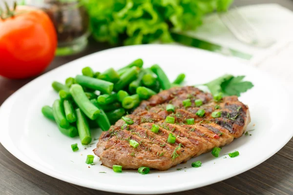 Rindersteak mit grünen Bohnen — Stockfoto