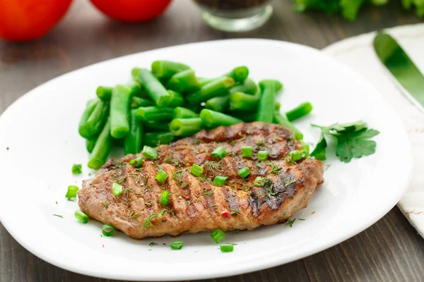 Steak de boeuf aux haricots verts — Photo