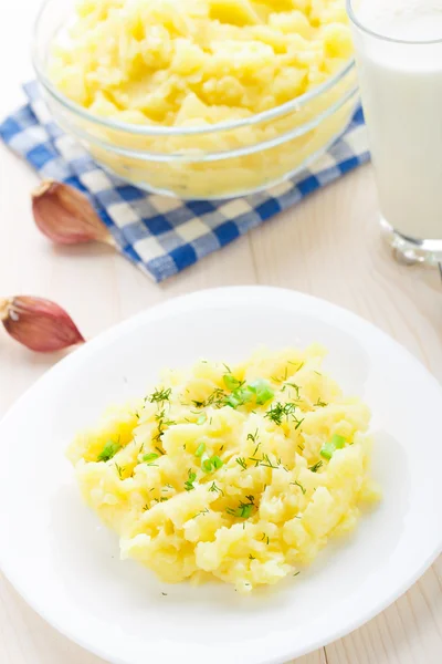 Purê de batatas polvilhado com cebolinha e endro — Fotografia de Stock