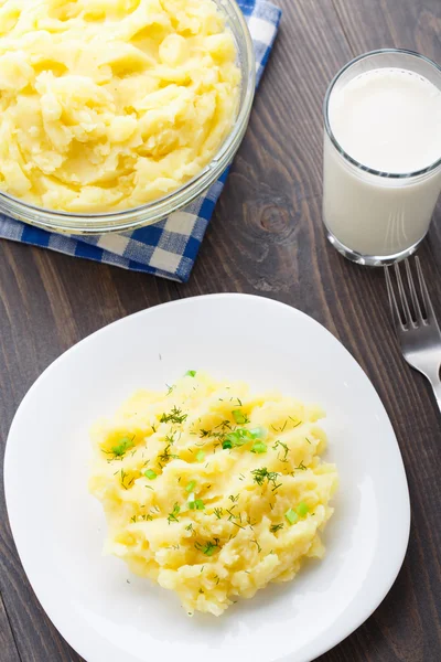 Mashed potatoes sprinkled with scallion and dill — Stock Photo, Image