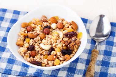 sağlıklı müsli kahvaltı kulübe ve kuru üzüm ile