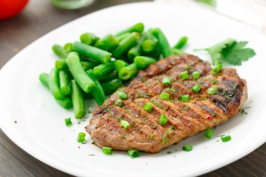 yeşil fasulye ile sığır eti biftek