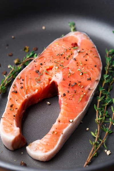 Стейк с лососем и перцем — стоковое фото