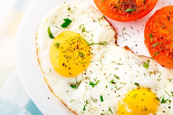 Breakfast with fried eggs and tomato — Stock Photo, Image