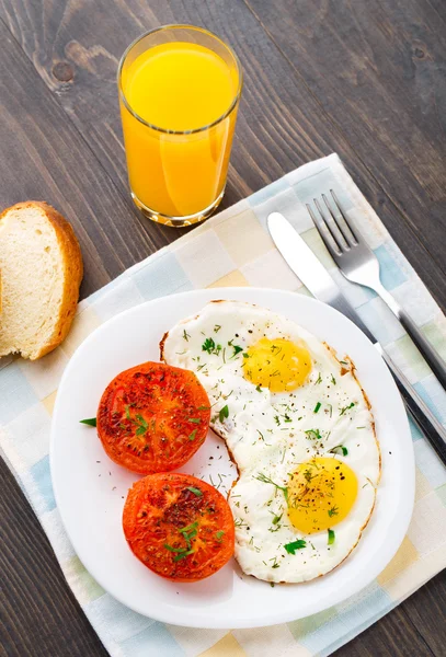 Frühstück mit Spiegeleiern und Tomaten — Stockfoto