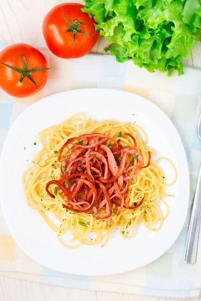 Spaghetti met gebakken ham — Stockfoto