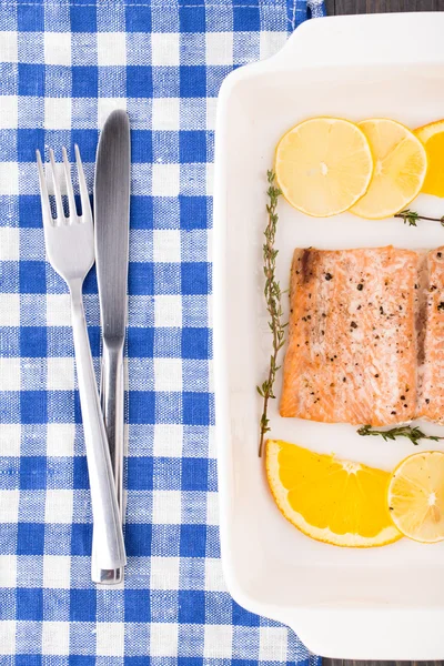 Filetto di salmone con agrumi e timo — Foto Stock