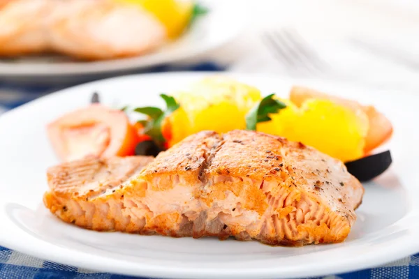 Salmão com laranjas, tomates e azeitonas — Fotografia de Stock