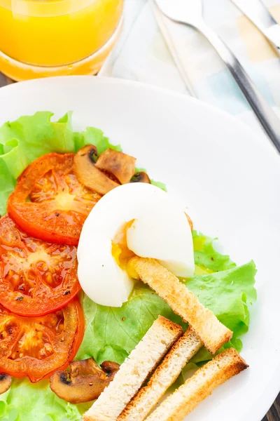 Petit déjeuner léger avec oeuf tendre, tomate et croûtons — Photo