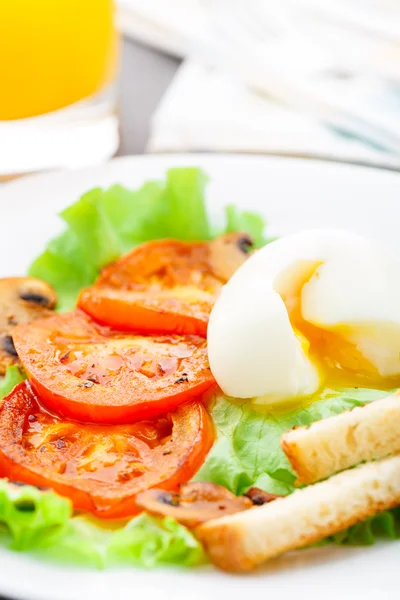 Light breakfast with soft egg, tomato and croutons — Stock Photo, Image