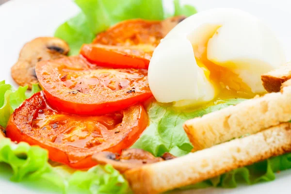 Lätt frukost med mjuk ägg, tomat och krutonger — Stockfoto