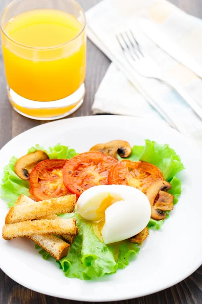 Lätt frukost med mjuk ägg, tomat och krutonger — Stockfoto