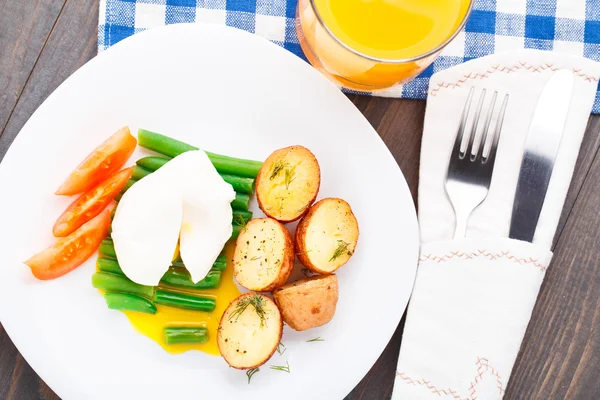 Pochiertes Ei mit französischen Bohnen und Ofenkartoffeln — Stockfoto