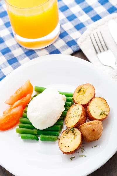 Sázená vejce s francouzské fazole a pečené brambory — Stock fotografie