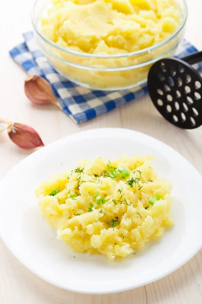 Mashed potatoes sprinkled with scallion and dill — Stock Photo, Image