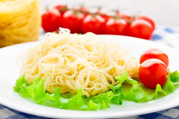 Deliciosos espaguetis con tomate —  Fotos de Stock