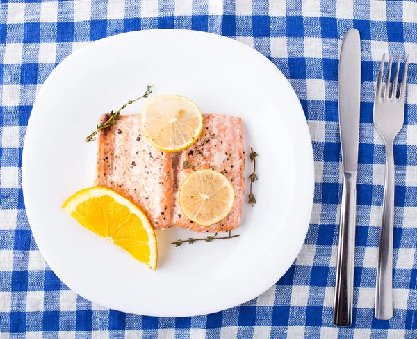 Filetto di salmone con agrumi e timo — Foto Stock