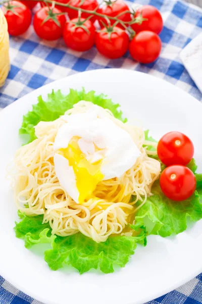 Leckere Spaghetti mit Tomate und pochiertem Ei — Stockfoto