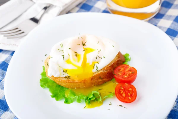 Pochiertes Ei mit Dill auf Brot — Stockfoto
