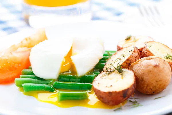 Gepocheerde ei met Franse bonen en gebakken aardappel — Stockfoto