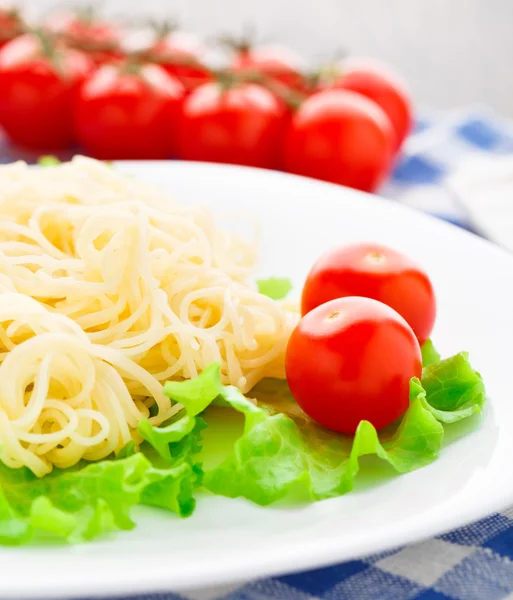 Deliciosos espaguetis con tomate —  Fotos de Stock