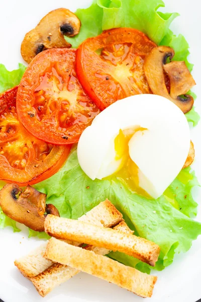 Petit déjeuner léger avec oeuf tendre, tomate et croûtons — Photo