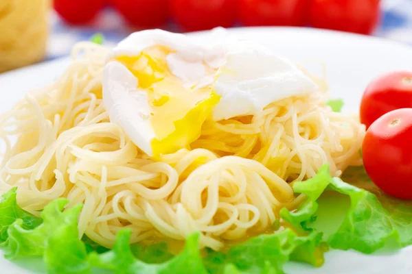 Deliciosos espaguetis con tomate y huevo escalfado —  Fotos de Stock