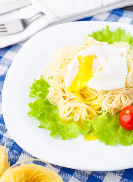 Spageti lezat dengan tomat dan telur rebus — Stok Foto