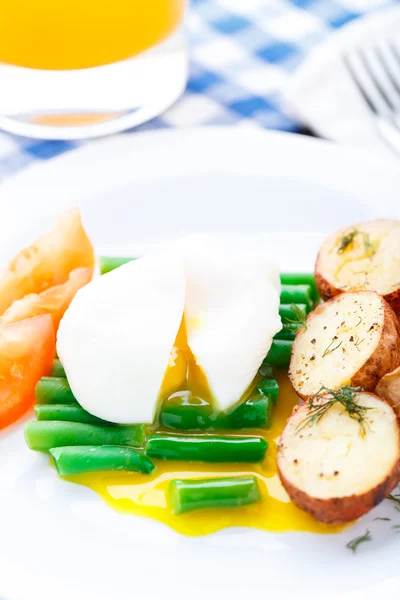 Poached egg with french beans and baked potato — Stock Photo, Image