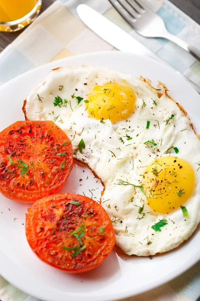 Frühstück mit Spiegeleiern und Tomaten — Stockfoto