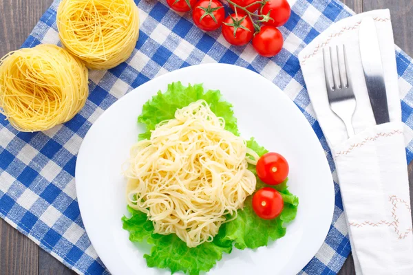 Deliciosos espaguetis con tomate —  Fotos de Stock