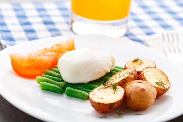 Gepocheerde ei met Franse bonen en gebakken aardappel — Stockfoto