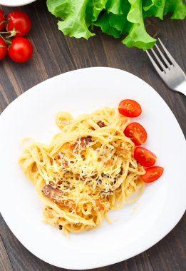Pastırmalı ve peynirli spagetti.