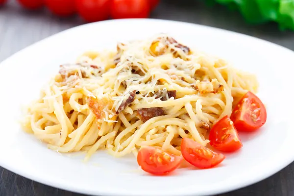 Spaghetti with bacon and cheese — Stock Photo, Image