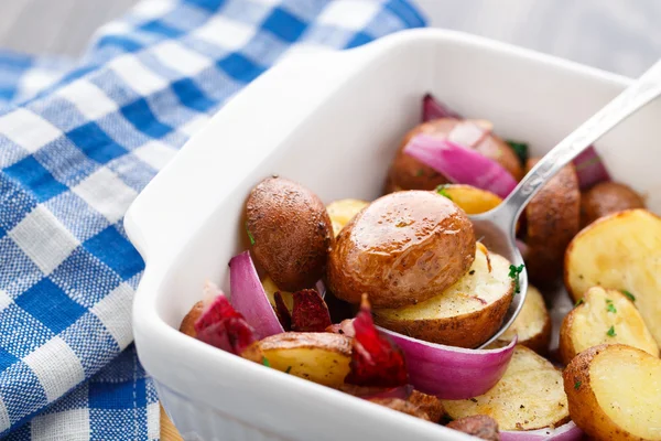 Bakad potatis med rödlök — Stockfoto