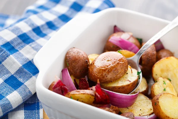 Batata assada com cebola vermelha — Fotografia de Stock