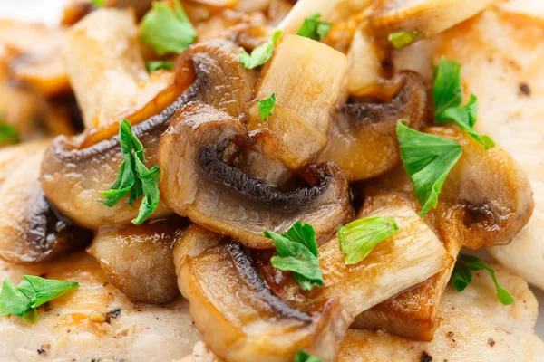 Gebratenes Hühnerfilet mit Champignons — Stockfoto