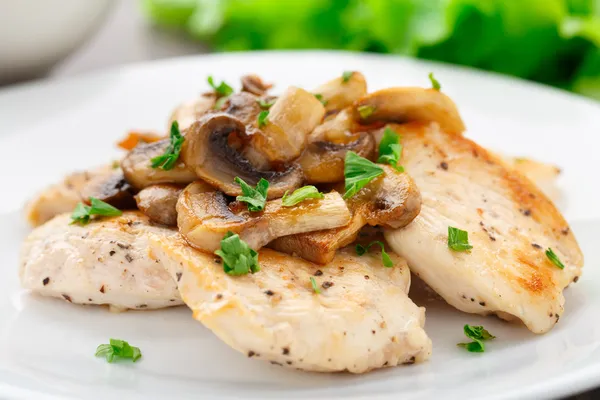 Gebratenes Hühnerfilet mit Champignons — Stockfoto