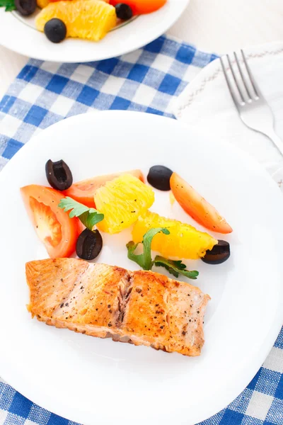 Salmone con arance, pomodori e olive — Foto Stock