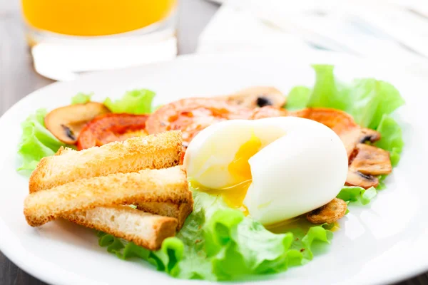 Легкий завтрак с мягкими яйцами, помидорами и гренками — стоковое фото